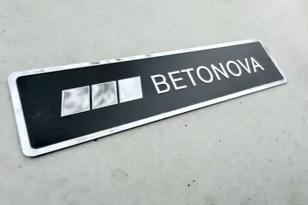 Logo Betonova na powierzchni betonu architektonicznego – marka produktów z betonu