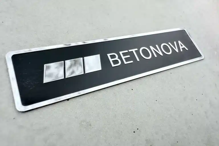 Logo Betonova na powierzchni betonu architektonicznego – marka produktów z betonu
