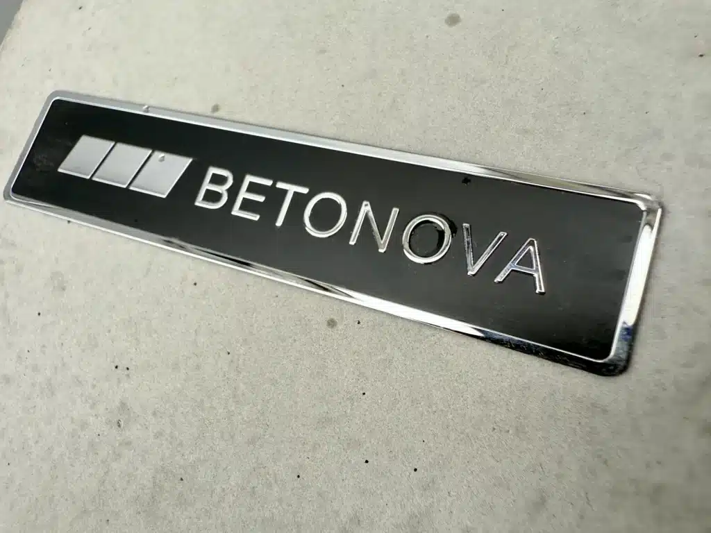 Element betonowy z emblematem BETONOVA